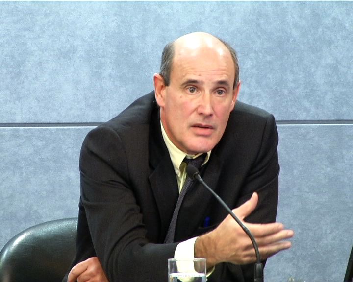 Video El consejero de Sanidad, Rafael Bengoa, "anima" a la población en riesgo a que se vacune contra la gripe A porque es "lo más seguro"