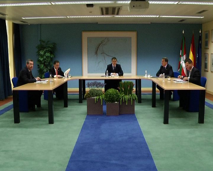 Lehendakari, diputatu nagusi eta EUDELeko presidentearen arteko bileraren irudiak. [0:52]