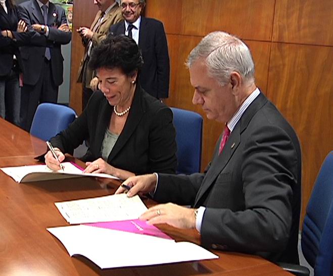 Video Isabel Celaá ha firmado con Innobasque el Convenio sobre el First Lego League