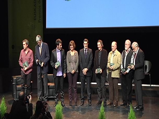 Video El Lehendakari entrega los Premios Literarios Euskadi 2010