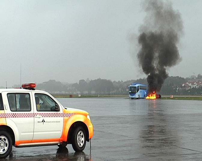 Video El aeropuerto de San Sebastián realiza un simulacro de accidente aéreo