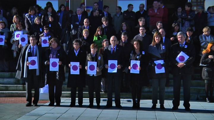 Video Miembros del Gobierno Vasco se concentran en Lakua contra la violencia de género