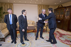 El Lehendakari se ha reunido con los presidentes de la BBK, Caja Vital y Kutxa