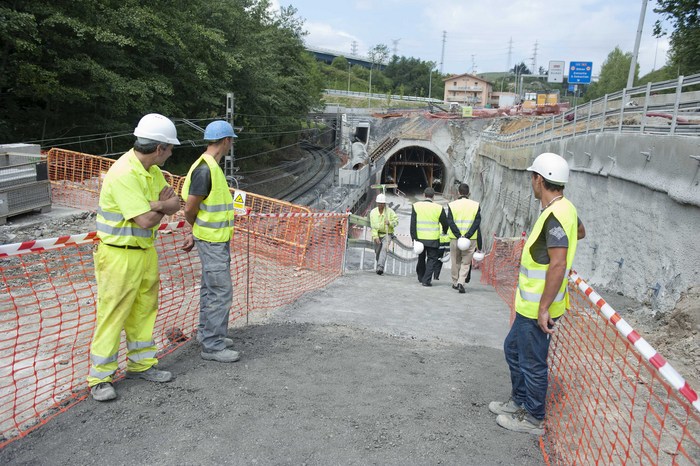 2011_06_03_cale_metro_operarios_bajando