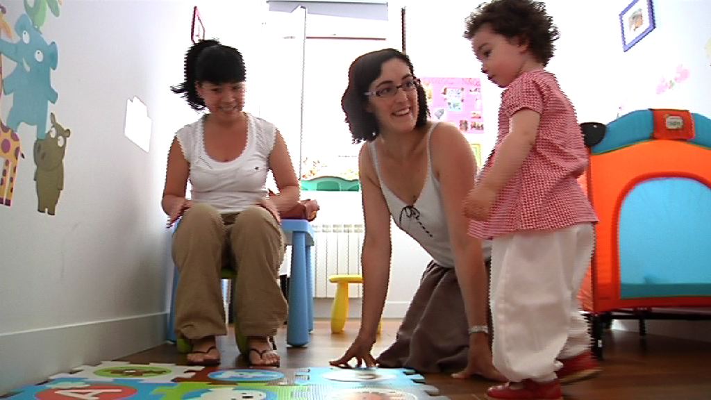 Video El Departamento de Empleo y Asuntos Sociales pone en marcha un plan para el cuidado de bebés en domicilios particulares