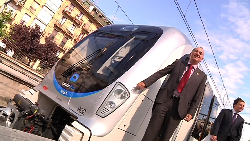 Arriola ha inaugurado el primer viaje de los  nuevos trenes de EuskoTren [1:20]