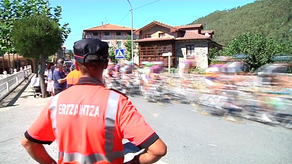 Video EAEko errepideetatik pasatu diren Espainiako Itzuliko etapetan, Ertzaintzako motor-gidariak arduratu dira txirrindulariak laguntzeaz 