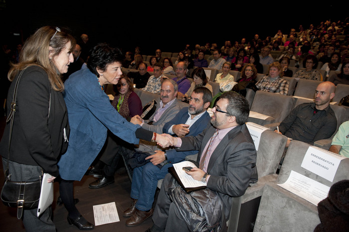 2011_11_30_educacion_eskola_cela_saludando