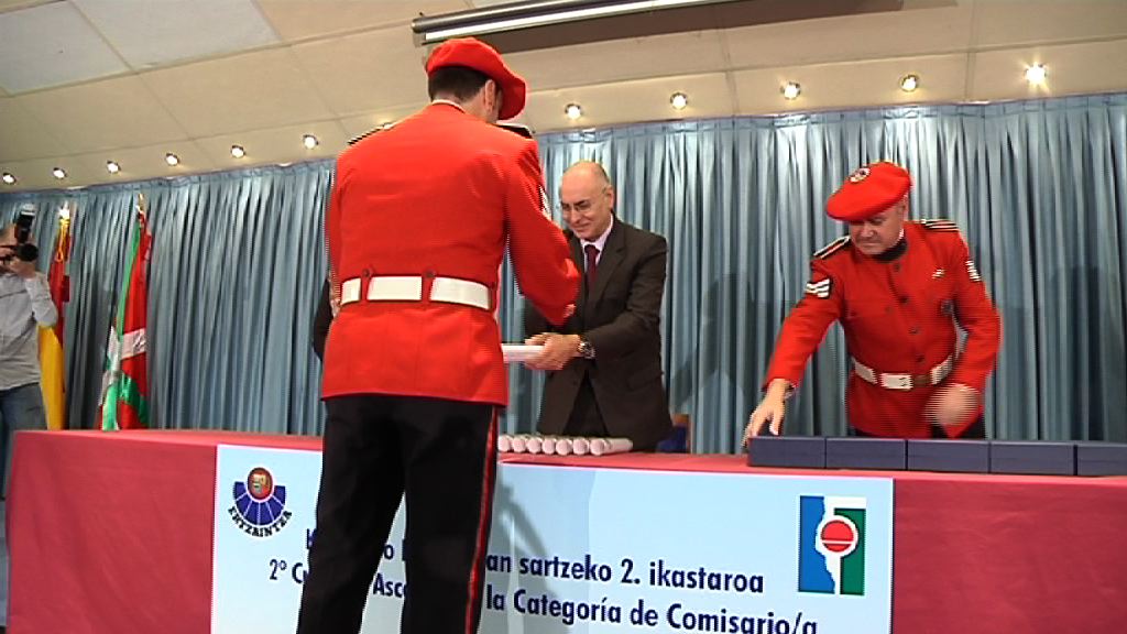 Video Ares entrega las credenciales a 20 nuevos comisarios