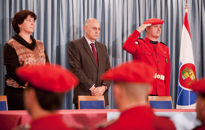 2011_12_02_interior_ares_agentes18