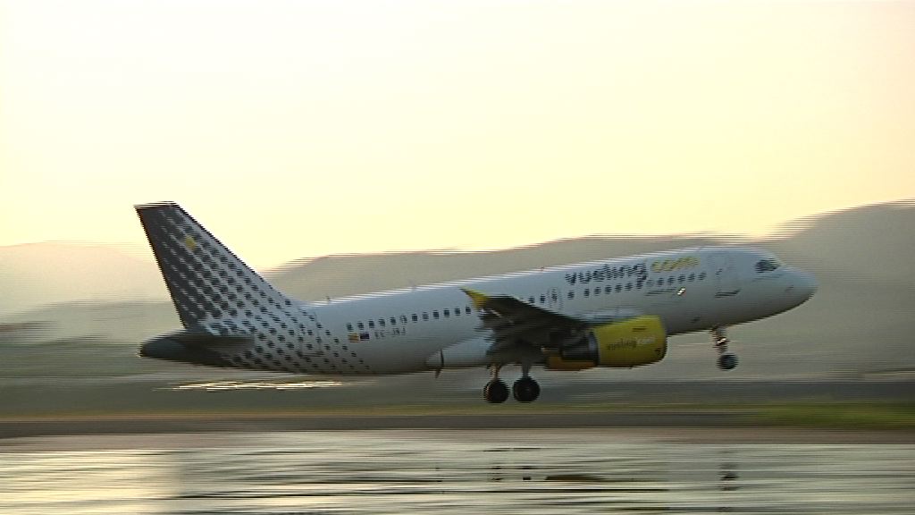Video Despega el vuelo inaugural de Vueling que cubre la ruta Hondarribia-Barcelona