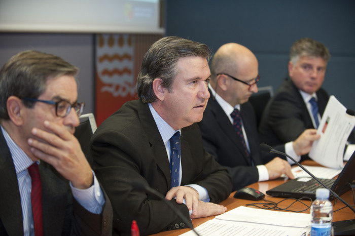 2012_04_16_unda_becas_extranjero_cajas_05