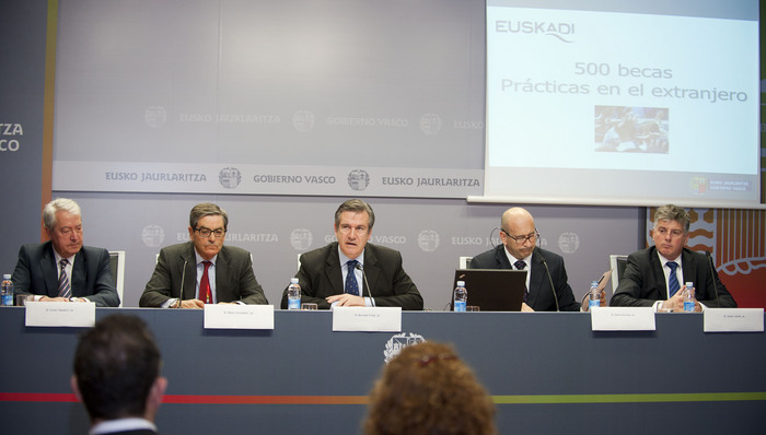 2012_04_16_unda_becas_extranjero_cajas_06