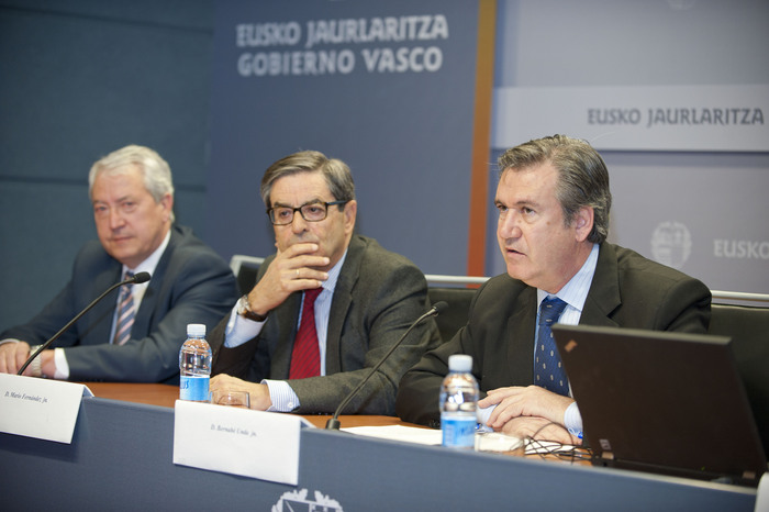 2012_04_16_unda_becas_extranjero_cajas_07