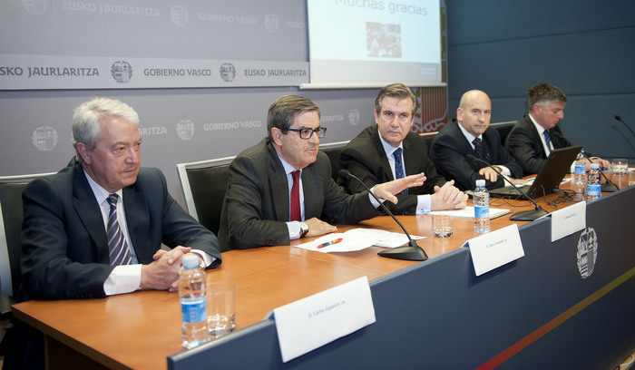 2012_04_16_unda_becas_extranjero_cajas_08