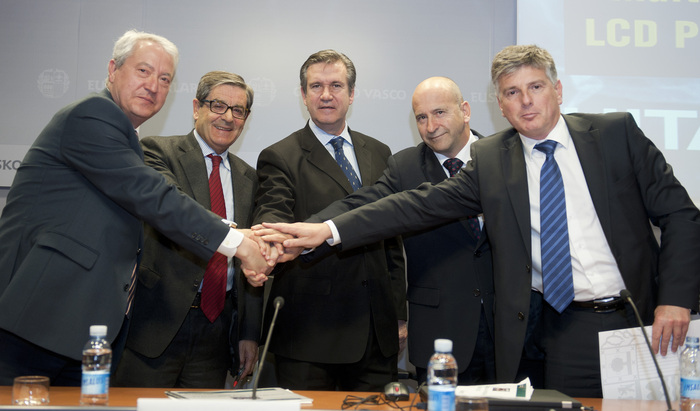 2012_04_16_unda_becas_extranjero_cajas_09