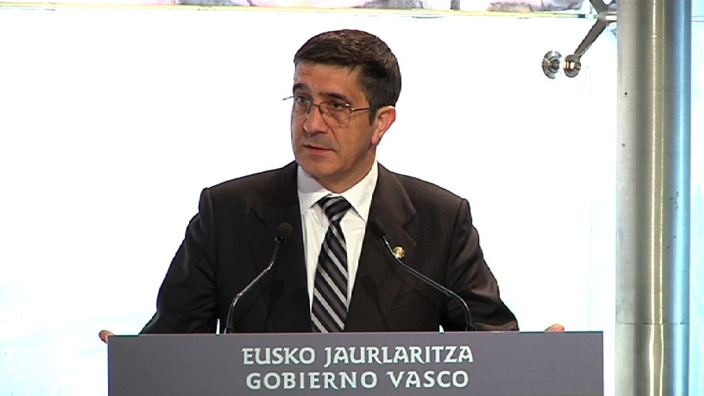 Video The Lehendakari unveils the Basque Country Model as the way out of the economic crisis and to get people back to work 