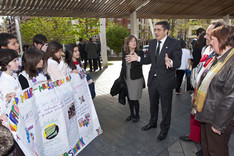El Lehendakari asiste en Bilbao al acto central de la Campaña Mundial de Educación