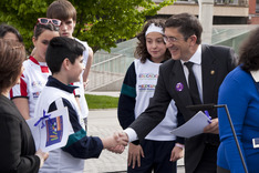 El Lehendakari asiste en Bilbao al acto central de la Campaña Mundial de Educación