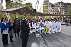 El Lehendakari asiste en Bilbao al acto central de la Campaña Mundial de Educación