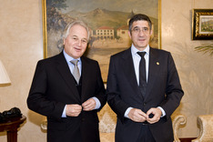 Peruko enbaxadorea Euskadi bisitatzen ari da