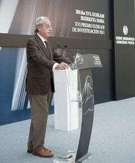 Isabel Celaá entrega a Ibon Sarasola el premio Euskadi de Investigación