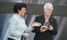 Isabel Celaá entrega a Ibon Sarasola el premio Euskadi de Investigación
