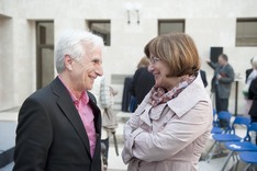 Isabel Celaá entrega a Ibon Sarasola el premio Euskadi de Investigación