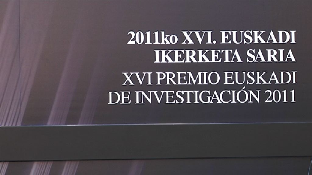 Video Isabel Celaá entrega a Ibon Sarasola el premio Euskadi de Investigación