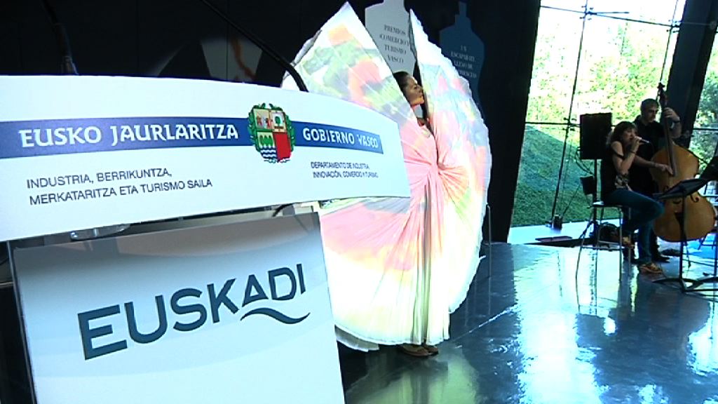 Video El Gobierno Vasco premia los valores del comercio y el turismo en un acto en el Museo Balenciaga