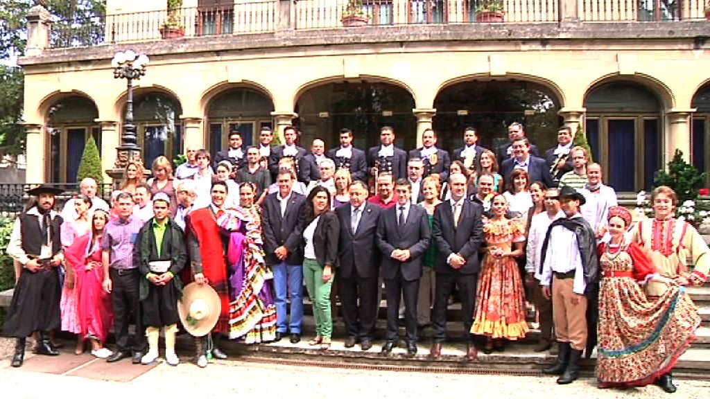 Video El Lehendakari recibe a los grupos que participan en la XXXVIII Edición del Festival Internacional de Folklore de Portugalete y del País Vasco . 