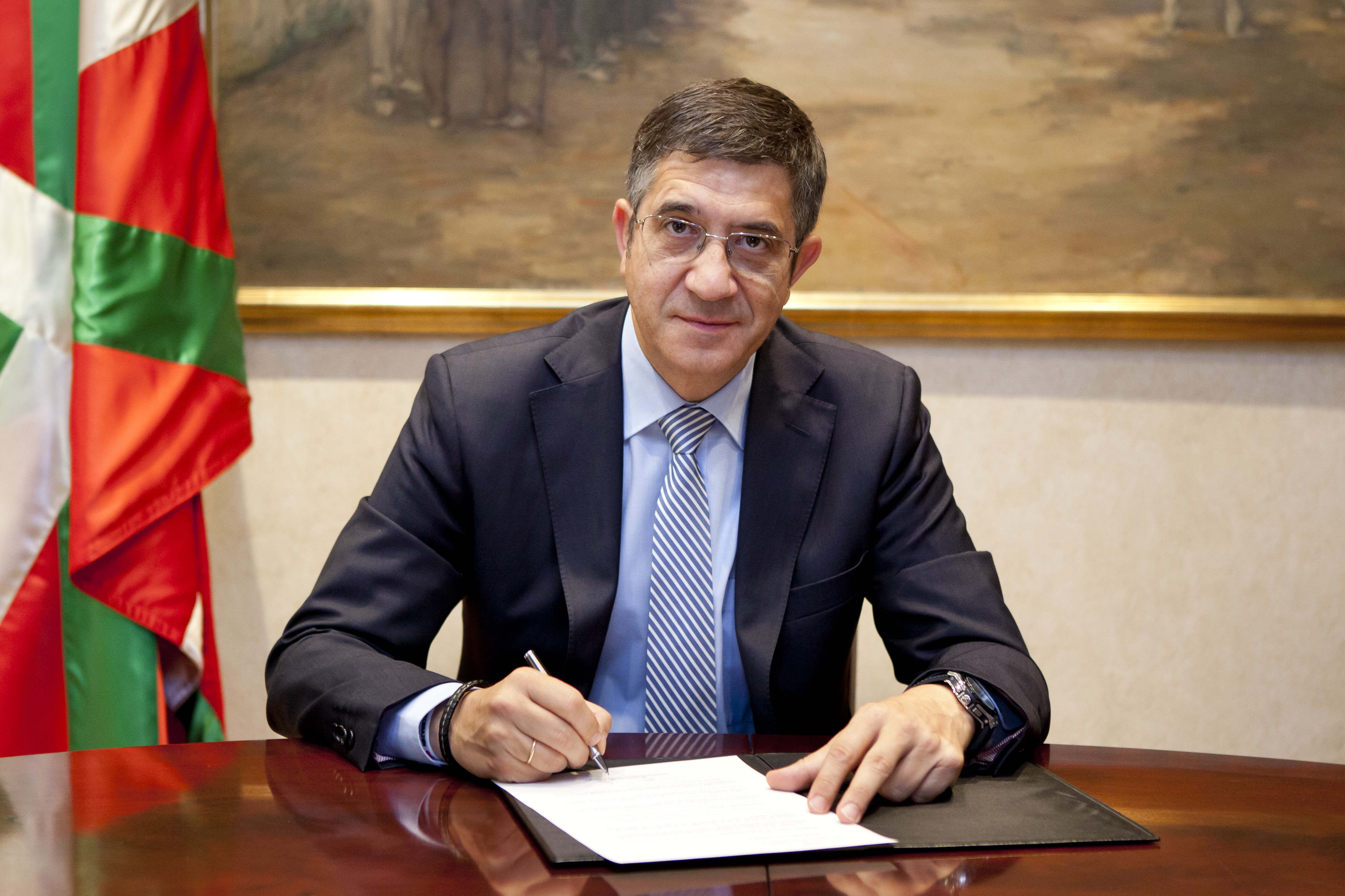 Video El Lehendakari firma el Decreto de disolución del Parlamento Vasco